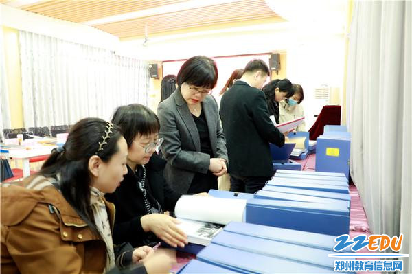 7.中原名师评估首席专家王萍教授认真查阅名师工作室档案