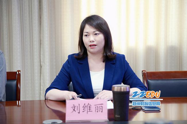 3.市教育局发展计划法规处处长刘维丽主持会议