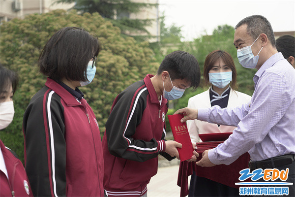 马海峰校长为获奖学生进行颁奖