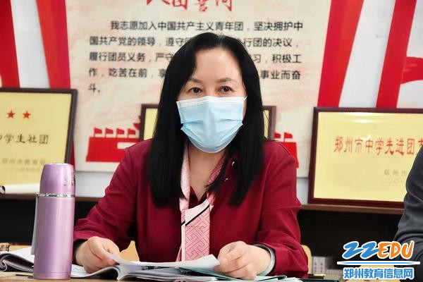 6 党总支书记、校长于红莲评课并进行语文课堂教学指导