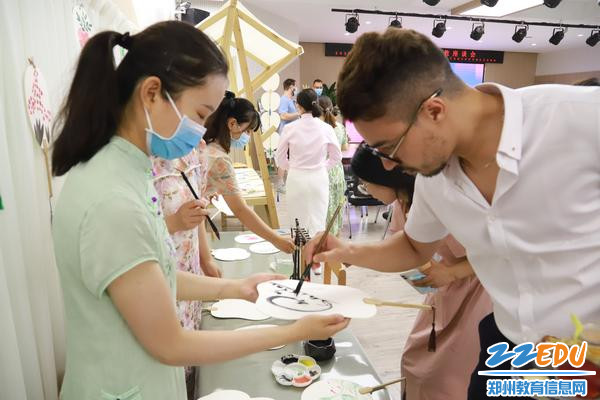 外籍教师体验水墨团扇绘制