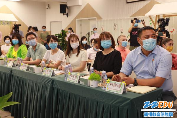 涉外单位校（园）长认真倾听