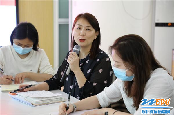 3.保教主任王向青主持班主任论坛活动