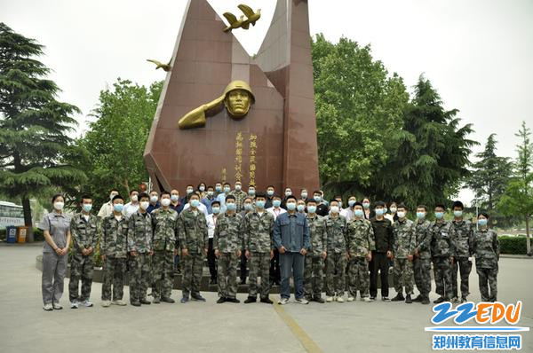 学校领导与国赛辅导教师和参赛选手合影留念