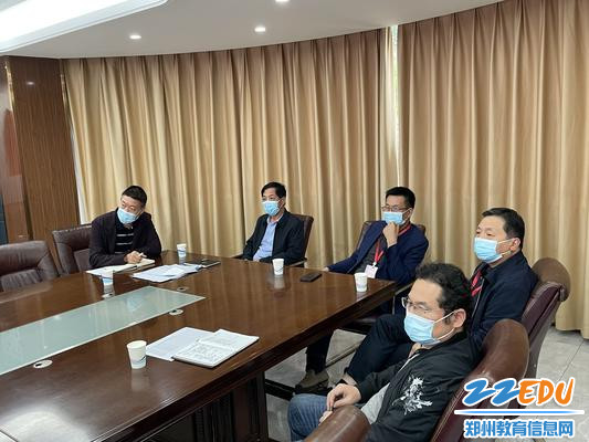 郑州市教育局党组成员、三级调研员王巨涛，郑州市教育局人事处处长秦天育视察面试情况