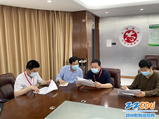 郑州市人社局人力资源流动管理处处长魏传吉，郑州市教育局人事处处长秦天育检查招聘测试情况