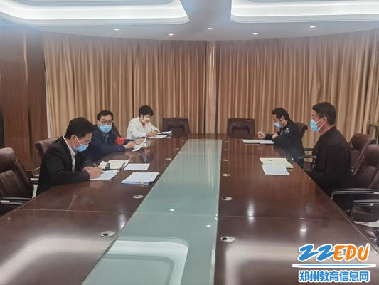 考官们对考生面试情况做出点评