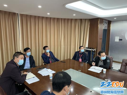 郑州市教育局党组成员、三级调研员王巨涛，郑州市教育局人事处处长秦天育查看面试流程