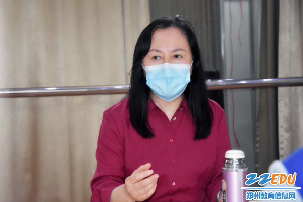 党总支书记、校长于红莲和同学们亲切交谈