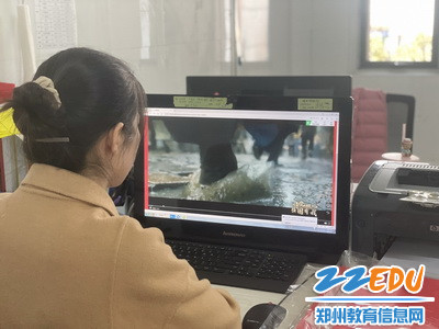 2022年2月28日，惠济区杜庄小学教师观看开学思政第一课_调整大小