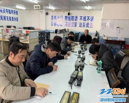 登封市嵩阳高级中学每周召开一次高三年级管理人员会议
