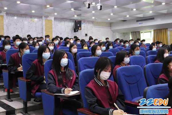 学生倾心听、认真记