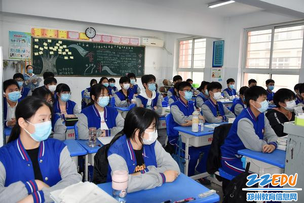 3  学生们认真聆听，启智润心，激扬斗志