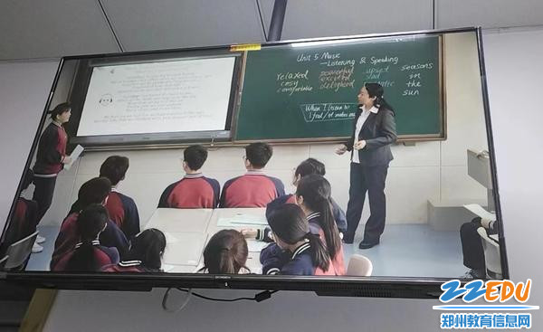 英语学科魏英楠老师在上课
