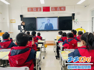 金山路小学学生观看思政课_调整大小