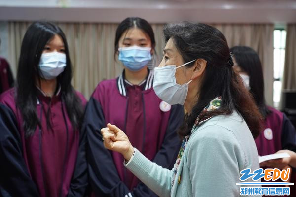 都亚萍书记同学生交流