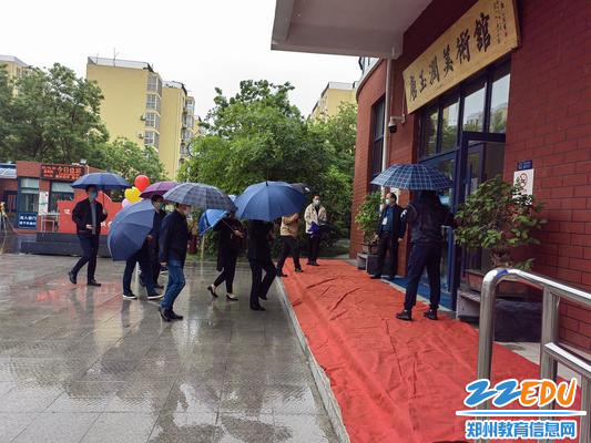 二七区疫情防控检查组到郑州18中检查疫情防控工作