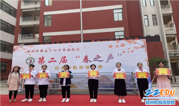 10副校长殷超英为获得二等奖的班级颁奖