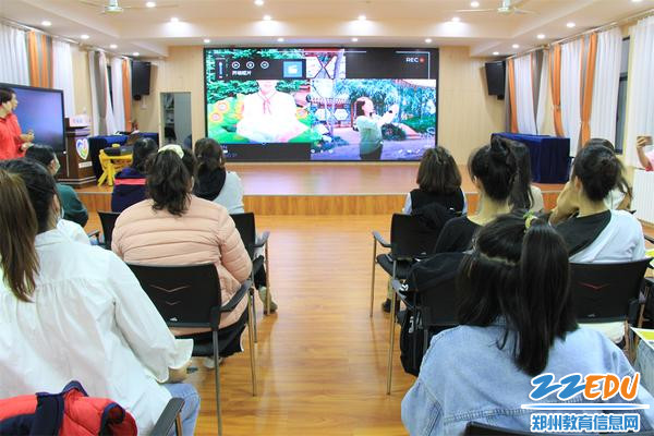 2观看开场短片《青春是什么》