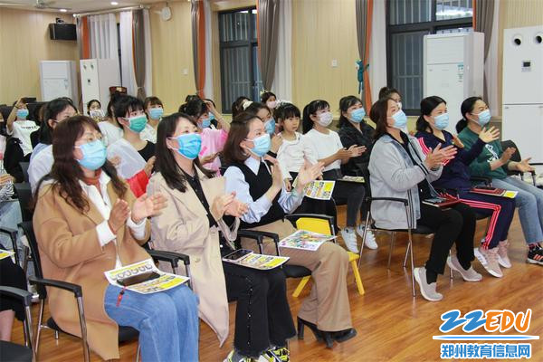 13大家热烈鼓掌，认真观看