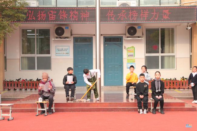 阳光少年团的同学们献上戏剧《雷锋》，通过六个感人至深的小故事让同学们在别具特色的形式中了解雷锋事迹，传承雷锋精神 (2)