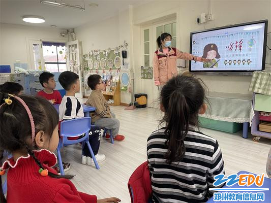 1老师给孩子们讲述雷锋的故事