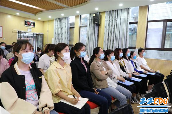 03.老师们全神贯注听陈春园长做专题分享