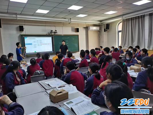 生物学科王新杰老师在上课