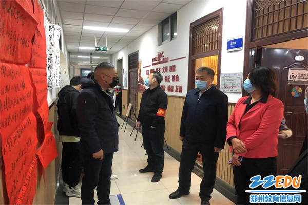 2、校领导参观艺术设计系硬笔书法展览