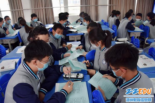 3 学生小组讨论，相互答疑解惑