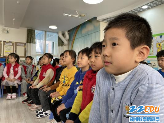 4幼儿观看雷锋的故事视频