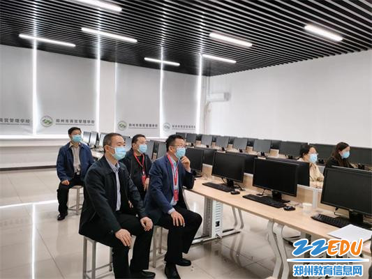 郑州市教育局党组成员、三级调研员王巨涛，郑州市教育局人事处处长秦天育、副处长袁黎明查看试讲情况