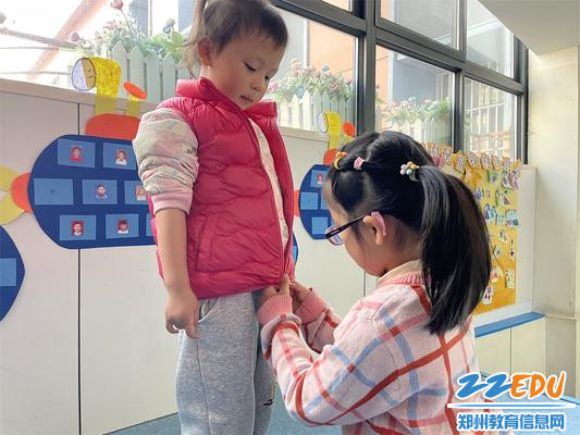 11“我帮妹妹拉拉链。”
