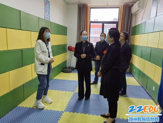 听取学校领导和心理教师介绍学校心理安全教育的特色做法