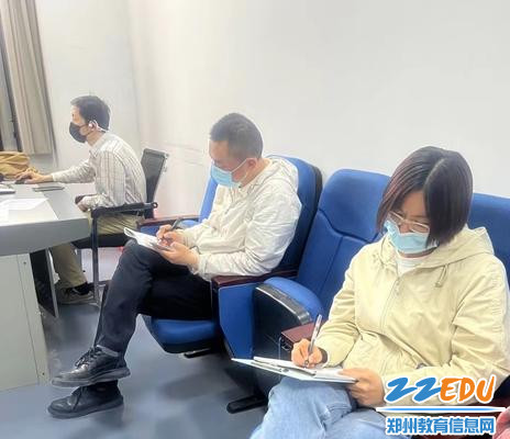 教学校长倪海军（中）教务处副主任娄艳会听评课