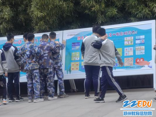 8宣传版面也吸引了男生们驻足