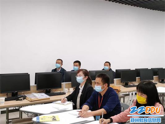 考官认真评审中