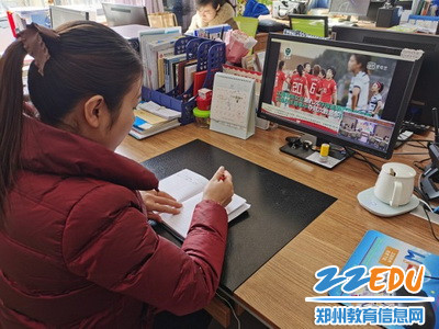 迎宾路小学老师在办公室观看春季思政第一课 _调整大小