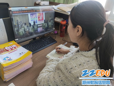 惠济区石桥小学全体教师认真观看学习开学思政第一课_调整大小