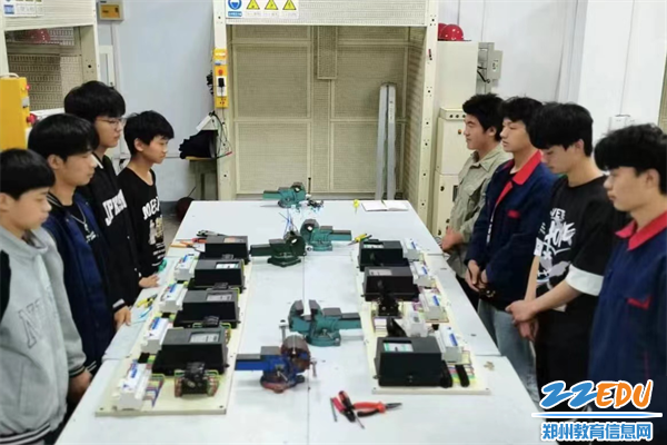 6、现代制造系举行配电板制作竞赛