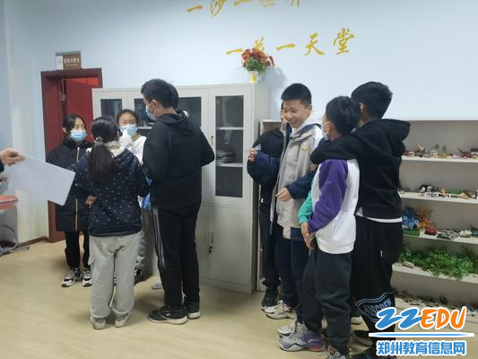 5畅扬心空心理社——热身游戏“一元五角”