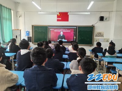 香山小学观看开学第一课_调整大小