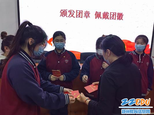 校长段亚萍为新团员颁发证书