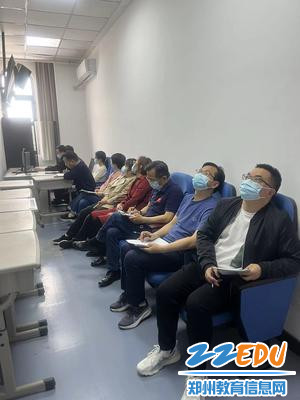 校党委书记魏勇（右三）和化学老师们听评课