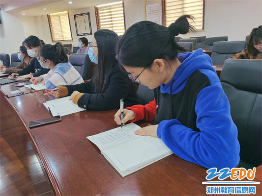 6.青年教师们专认真聆听、记录
