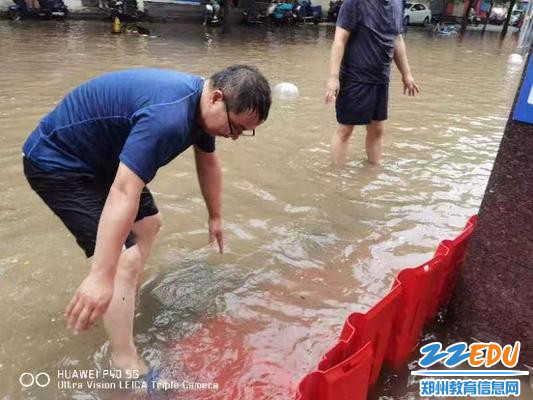 奋不顾身、勇战暴雨