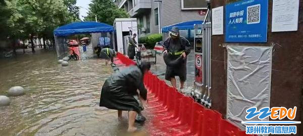校园周边内涝严重，积水倒灌校园
