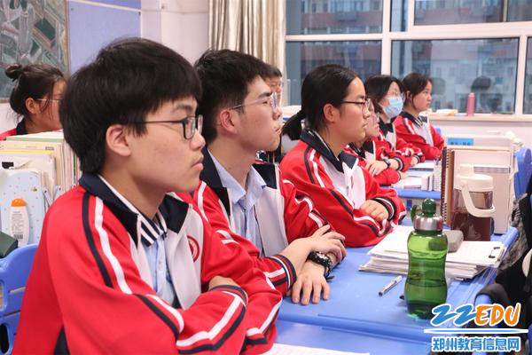 专注听会的同学们