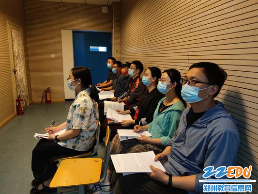 评委老师们认真打分