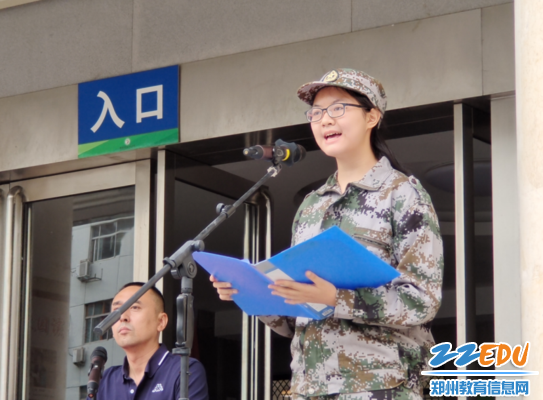 4新生代表余加禾进行演讲